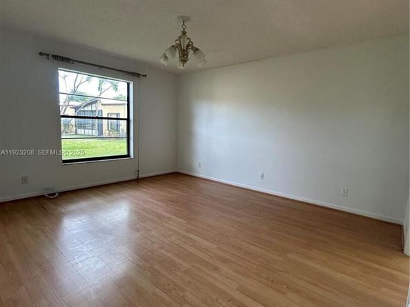 534 Briarwood Cir 148, Hollywood FL 33024