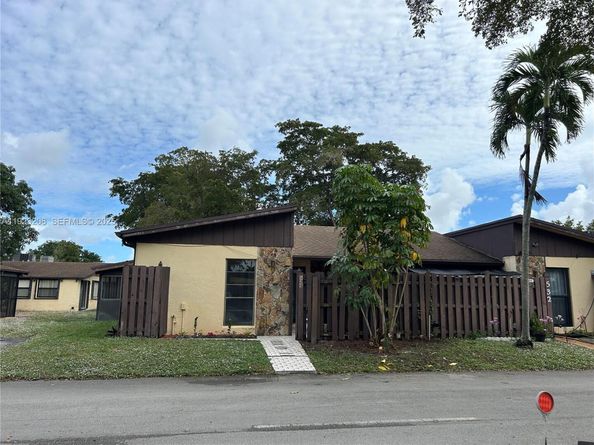 534 Briarwood Cir 148, Hollywood FL 33024