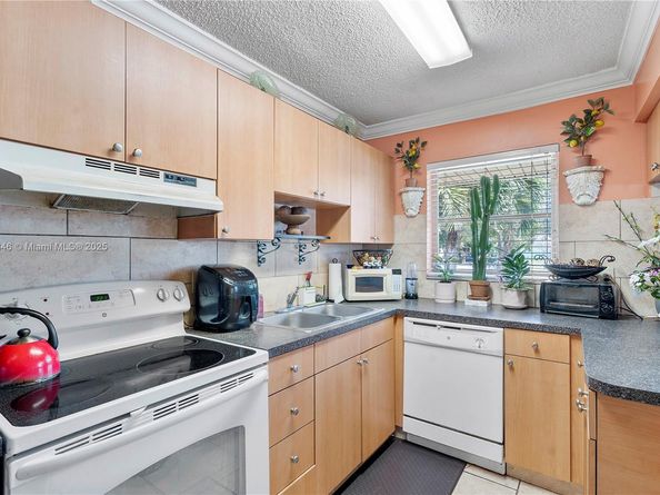 5829 Taylor St, Hollywood FL 33021