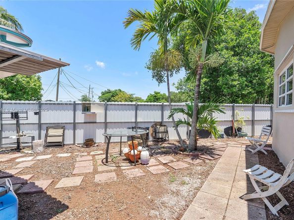 5829 Taylor St, Hollywood FL 33021