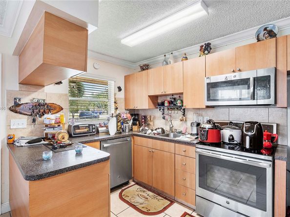 5829 Taylor St, Hollywood FL 33021