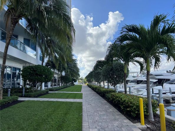 17111 Biscayne Blvd 1104, North Miami Beach FL 33160