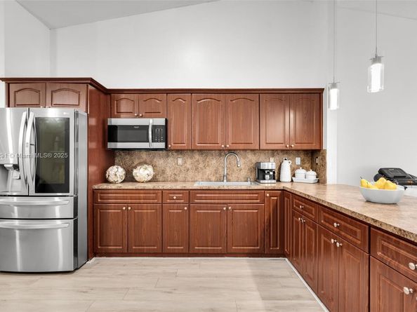 7531 W 29th Way, Hialeah FL 33018