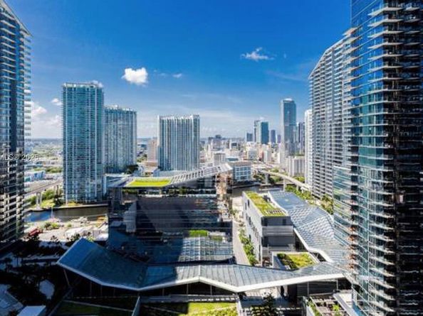 55 SW 9th St 3009, Miami FL 33130