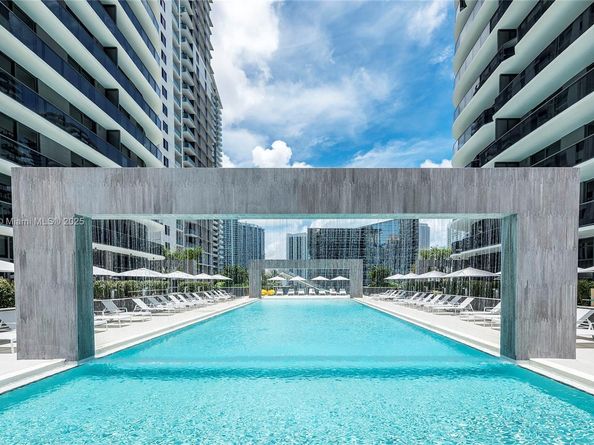 55 SW 9th St 3009, Miami FL 33130