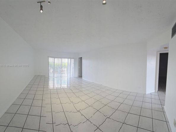 13707 Kendale Lakes Cir PH11, Miami FL 33183