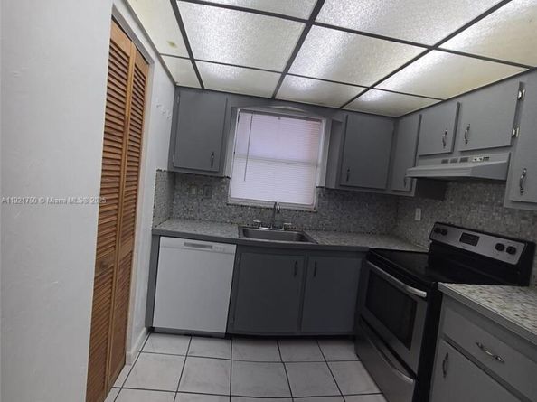 13707 Kendale Lakes Cir PH11, Miami FL 33183