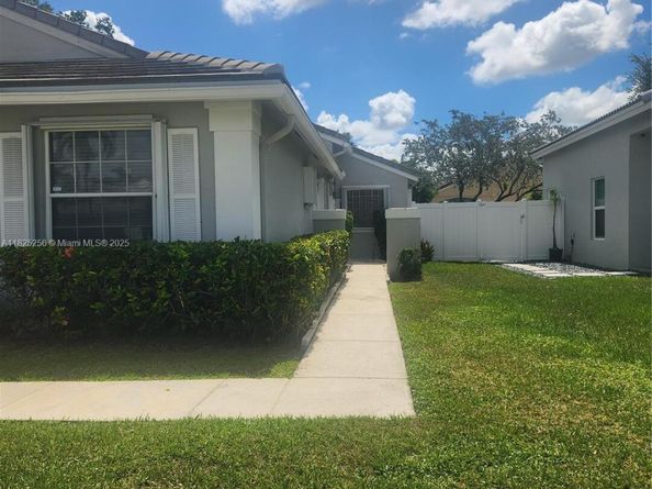 2017 NW 182nd Ave, Pembroke Pines FL 33029