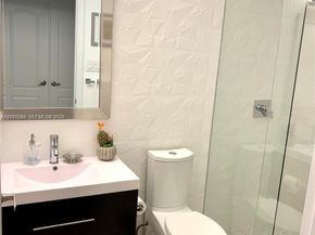 1040 Sandalwood Ln, Weston FL 33326