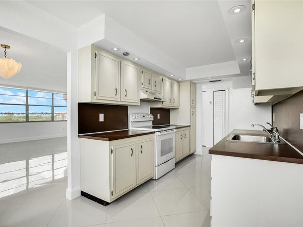 1100 Saint Charles Pl PH5, Pembroke Pines FL 33026