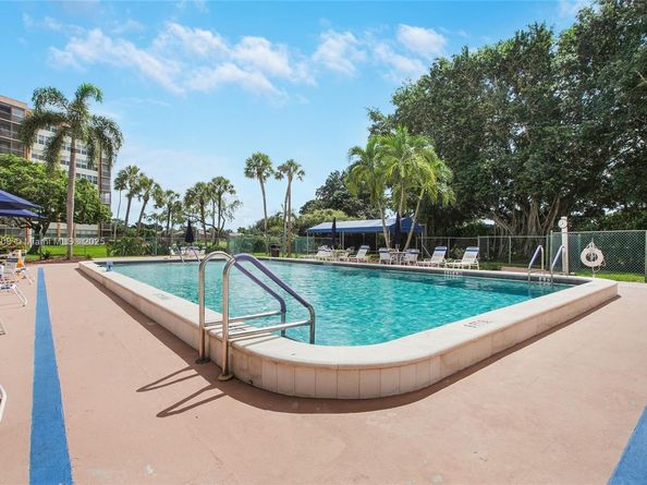 1100 Saint Charles Pl PH5, Pembroke Pines FL 33026