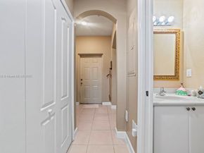 160 Jacaranda Country Club Dr 201, Plantation FL 33324