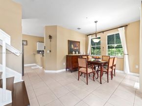 160 Jacaranda Country Club Dr 201, Plantation FL 33324