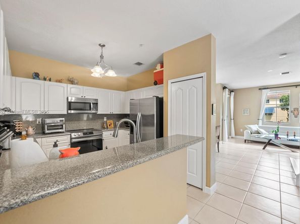 160 Jacaranda Country Club Dr 201, Plantation FL 33324