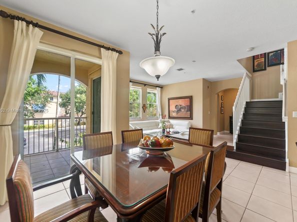 160 Jacaranda Country Club Dr 201, Plantation FL 33324