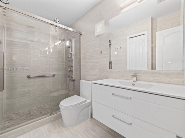 160 Jacaranda Country Club Dr 201, Plantation FL 33324