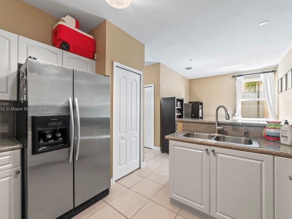 160 Jacaranda Country Club Dr 201, Plantation FL 33324