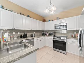 160 Jacaranda Country Club Dr 201, Plantation FL 33324