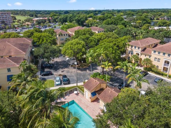 160 Jacaranda Country Club Dr 201, Plantation FL 33324