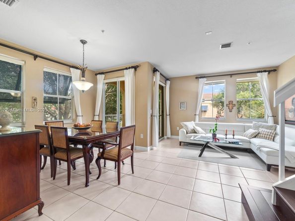 160 Jacaranda Country Club Dr 201, Plantation FL 33324