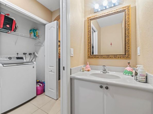 160 Jacaranda Country Club Dr 201, Plantation FL 33324