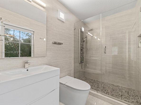 160 Jacaranda Country Club Dr 201, Plantation FL 33324