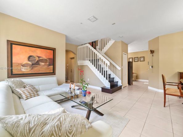 160 Jacaranda Country Club Dr 201, Plantation FL 33324