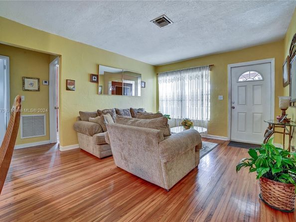 6525 Mayo St, Hollywood FL 33023