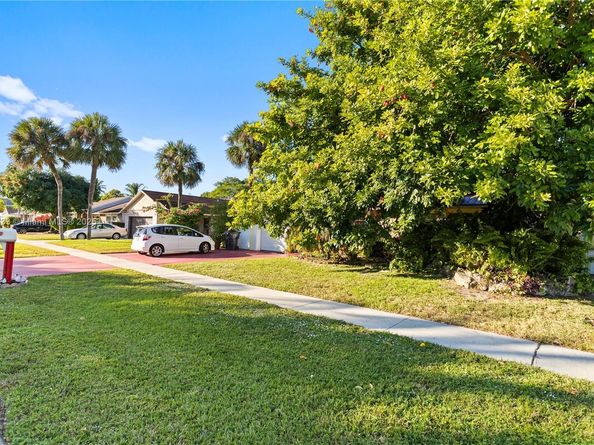 8107 SW 19th St, North Lauderdale FL 33068