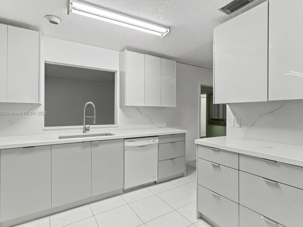 8107 SW 19th St, North Lauderdale FL 33068