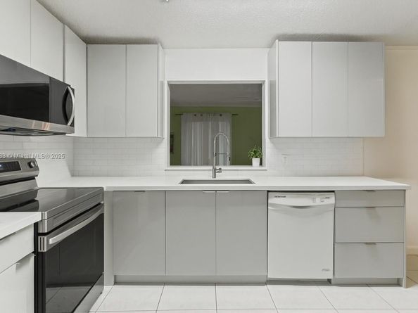 8107 SW 19th St, North Lauderdale FL 33068