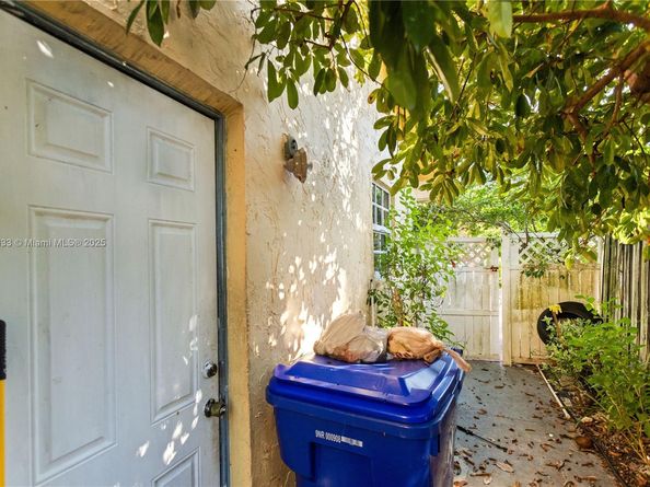 8107 SW 19th St, North Lauderdale FL 33068