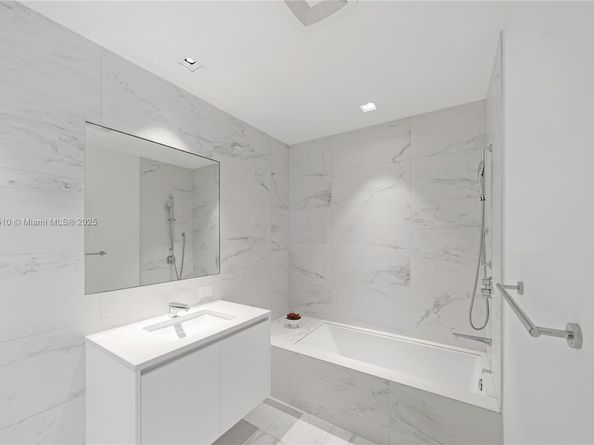 1000 Biscayne Blvd LPH 4901, Miami FL 33132