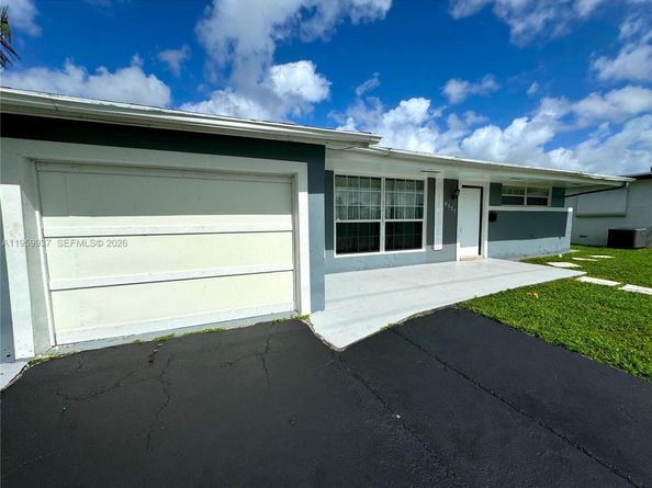 8521 NW 25th Ct, Sunrise FL 33322