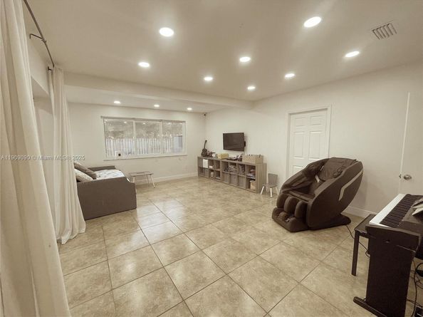 5508 Harrison St, Hollywood FL 33021