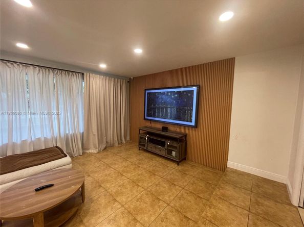 5508 Harrison St, Hollywood FL 33021