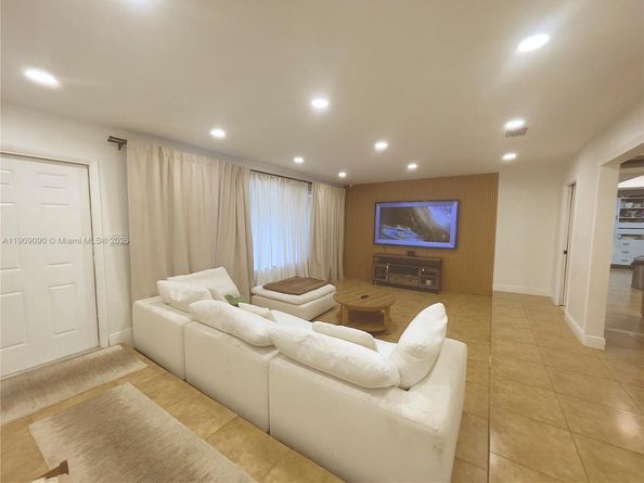 5508 Harrison St, Hollywood FL 33021