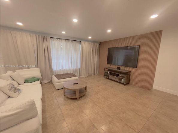 5508 Harrison St, Hollywood FL 33021