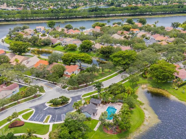 1204 Bayview Cir, Weston FL 33326