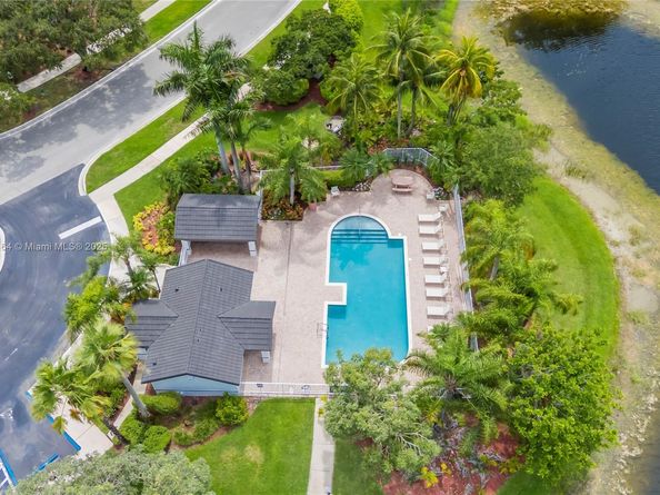 1204 Bayview Cir, Weston FL 33326