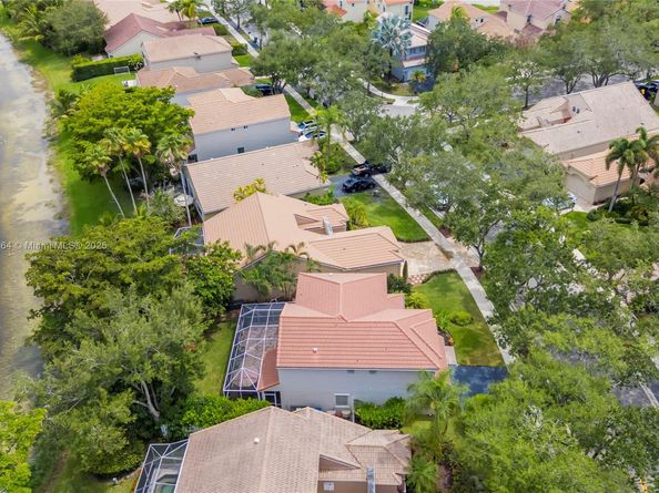 1204 Bayview Cir, Weston FL 33326