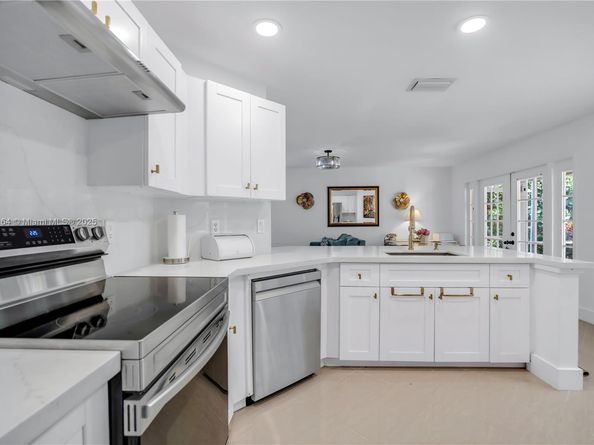 1204 Bayview Cir, Weston FL 33326