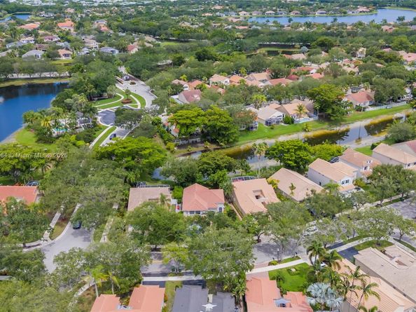 1204 Bayview Cir, Weston FL 33326