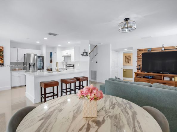 1204 Bayview Cir, Weston FL 33326
