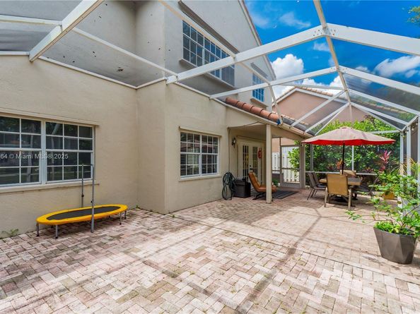 1204 Bayview Cir, Weston FL 33326