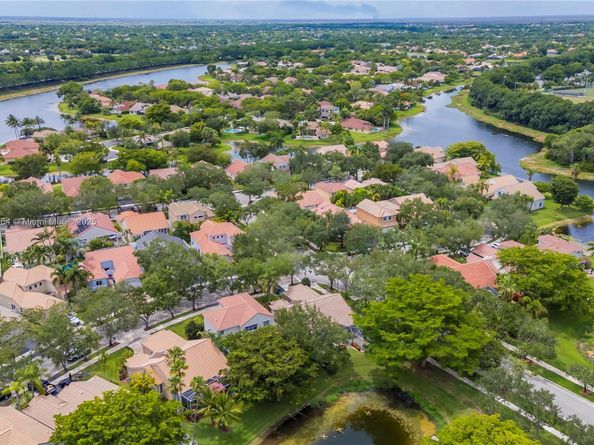 1204 Bayview Cir, Weston FL 33326