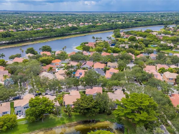 1204 Bayview Cir, Weston FL 33326