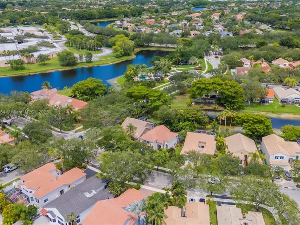 1204 Bayview Cir, Weston FL 33326