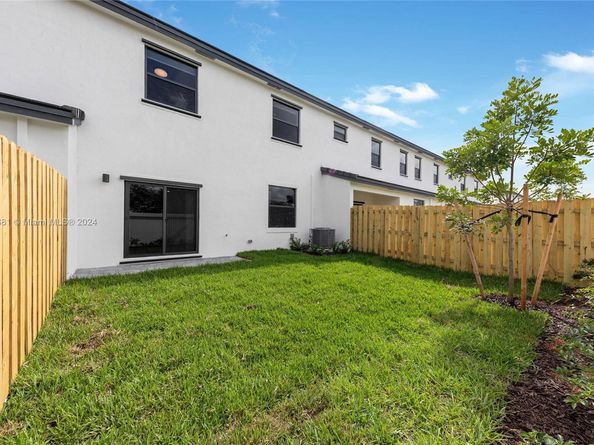 4909 Oakmont Dr, Dania Beach FL 33312