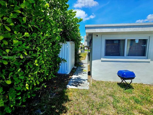 1430 NE 53rd Ct, Fort Lauderdale FL 33334